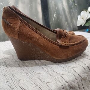 NWT.MICHAEL Michael Kors Tan Suede Wedge Shoes